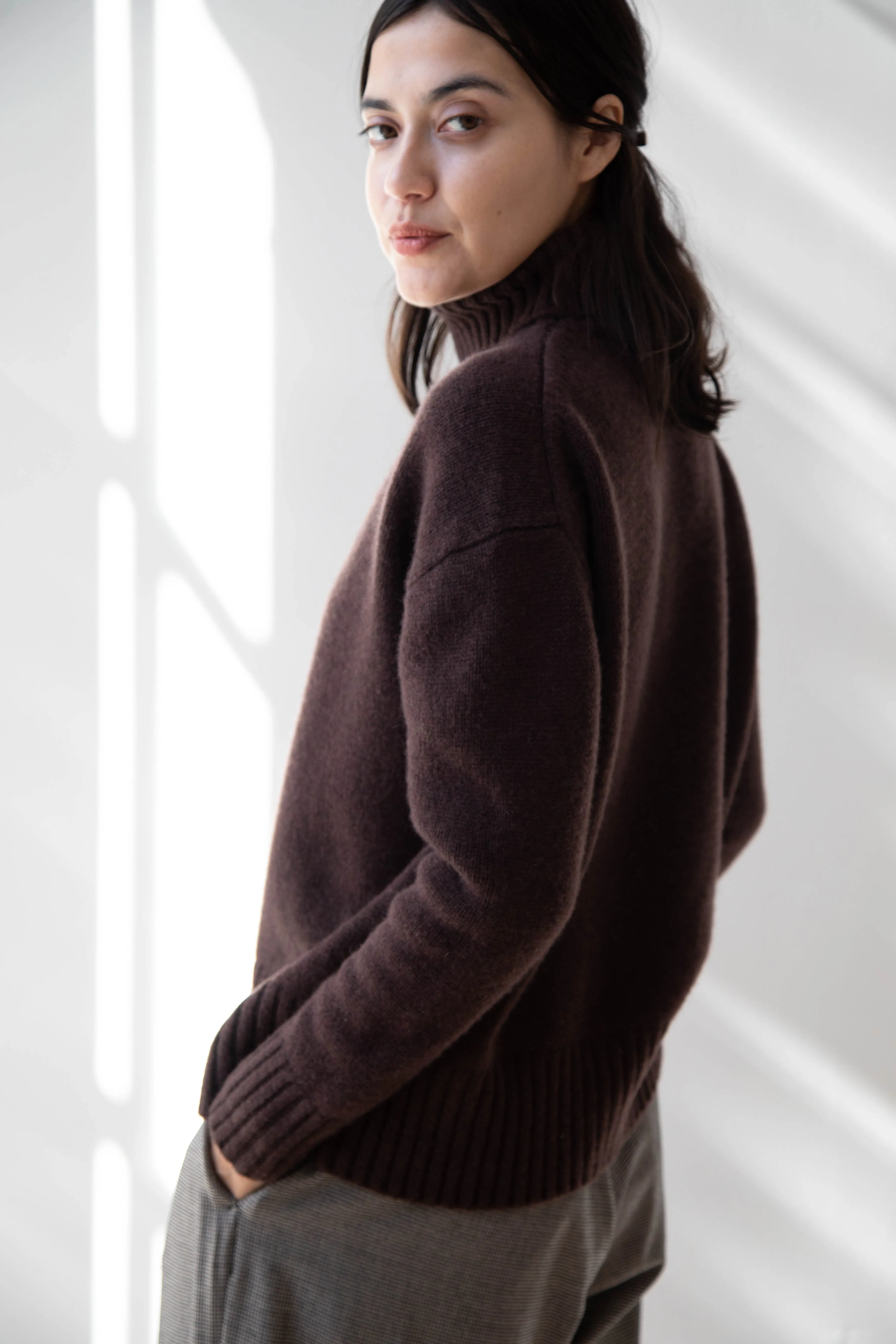 Makié | Cashmere Turtleneck Sweater in Chocolate